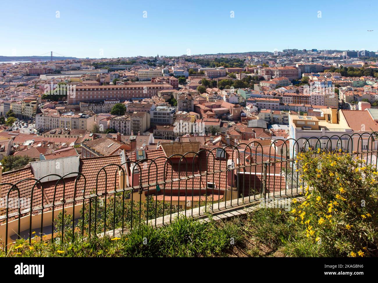 Panorama urbain Lisbonne, Portugal avec ponte 25 de abril au-dessus du Tage Banque D'Images