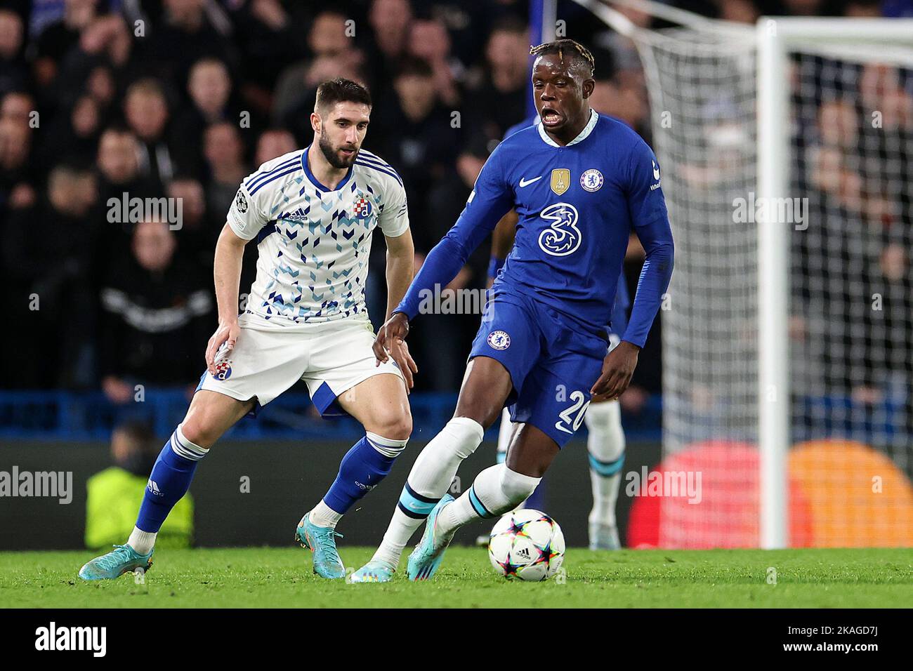 Londres, Croatie. 02nd novembre 2022. LONDRES, ANGLETERRE - NOVEMBRE 02 : Denis Zakaria, de Chelsea, et Luka Ivanusec, de Dinamo Zagreb, en action pendant le match E de la Ligue des champions de l'UEFA entre le FC Chelsea et Dinamo Zagreb au pont Stamford sur 2 novembre 2022, à Londres, au Royaume-Uni. Photo: Luka Stanzl/PIXSELL Credit: Pixsell photo & video Agency/Alay Live News Banque D'Images Londres, Croatie. 02nd novembre 2022. LONDRES, ANGLETERRE - NOVEMBRE 02 : Denis Zakaria, de Chelsea, et Luka Ivanusec, de Dinamo Zagreb, en action pendant le match E de la Ligue des champions de l'UEFA entre le FC Chelsea et Dinamo Zagreb au pont Stamford sur 2 novembre 2022, à Londres, au Royaume-Uni. Photo: Luka Stanzl/PIXSELL Credit: Pixsell photo & video Agency/Alay Live News Banque D'Images