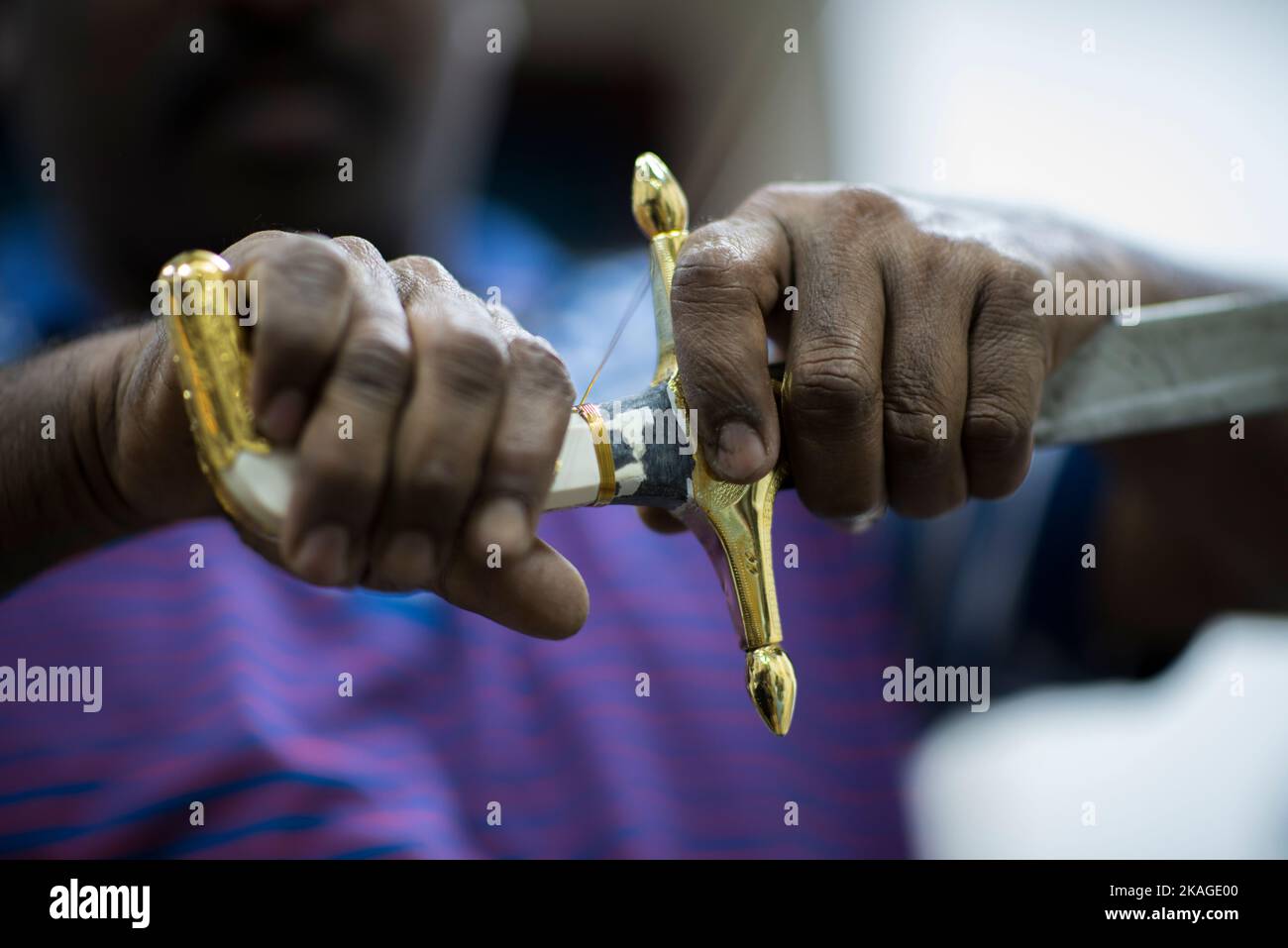 Doha, Qatar - 05 mars, 2022 : fabrication d'épées arabes traditionnelles. Banque D'Images Doha, Qatar - 05 mars, 2022 : fabrication d'épées arabes traditionnelles. Banque D'Images