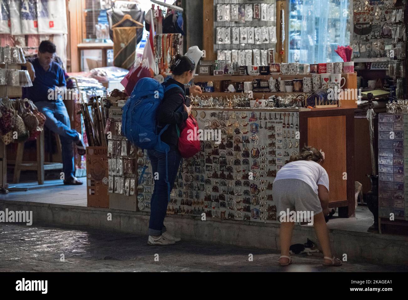 Doha, Qatar - 05 mars,2022 : les touristes parcourent la boutique de cadeaux dans le wakif souq. Banque D'Images