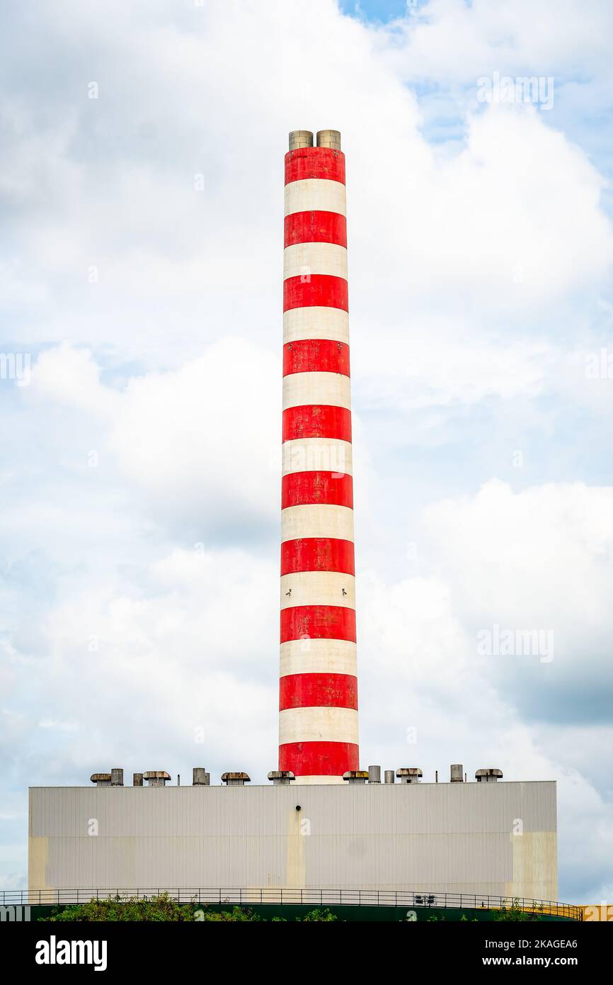 Cheminées industrielles colorées de la centrale électrique. Banque D'Images