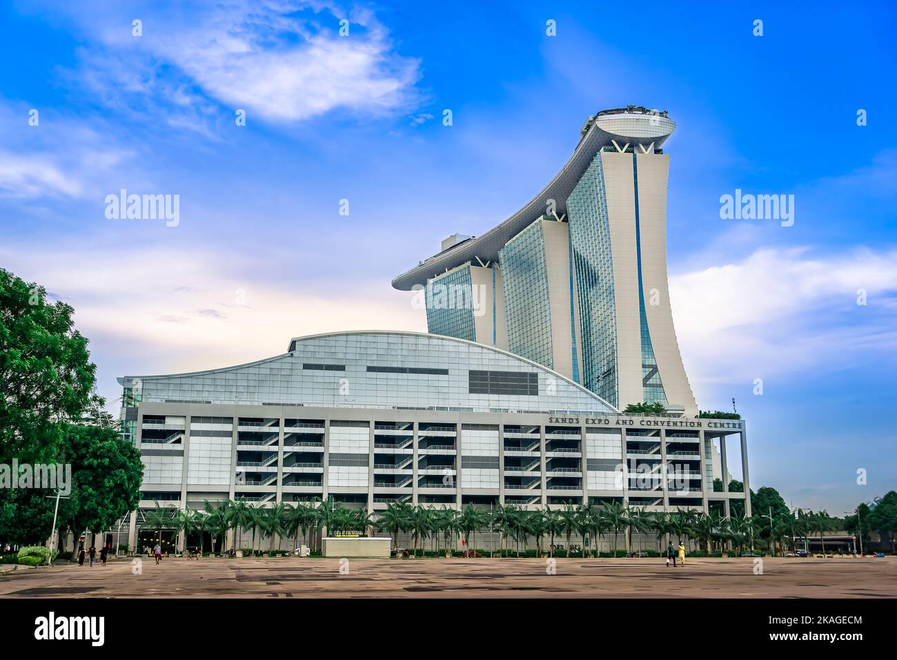 Marina Bay Sands et centre d'expositions et de congrès à Marina Bay, Singapour. Banque D'Images