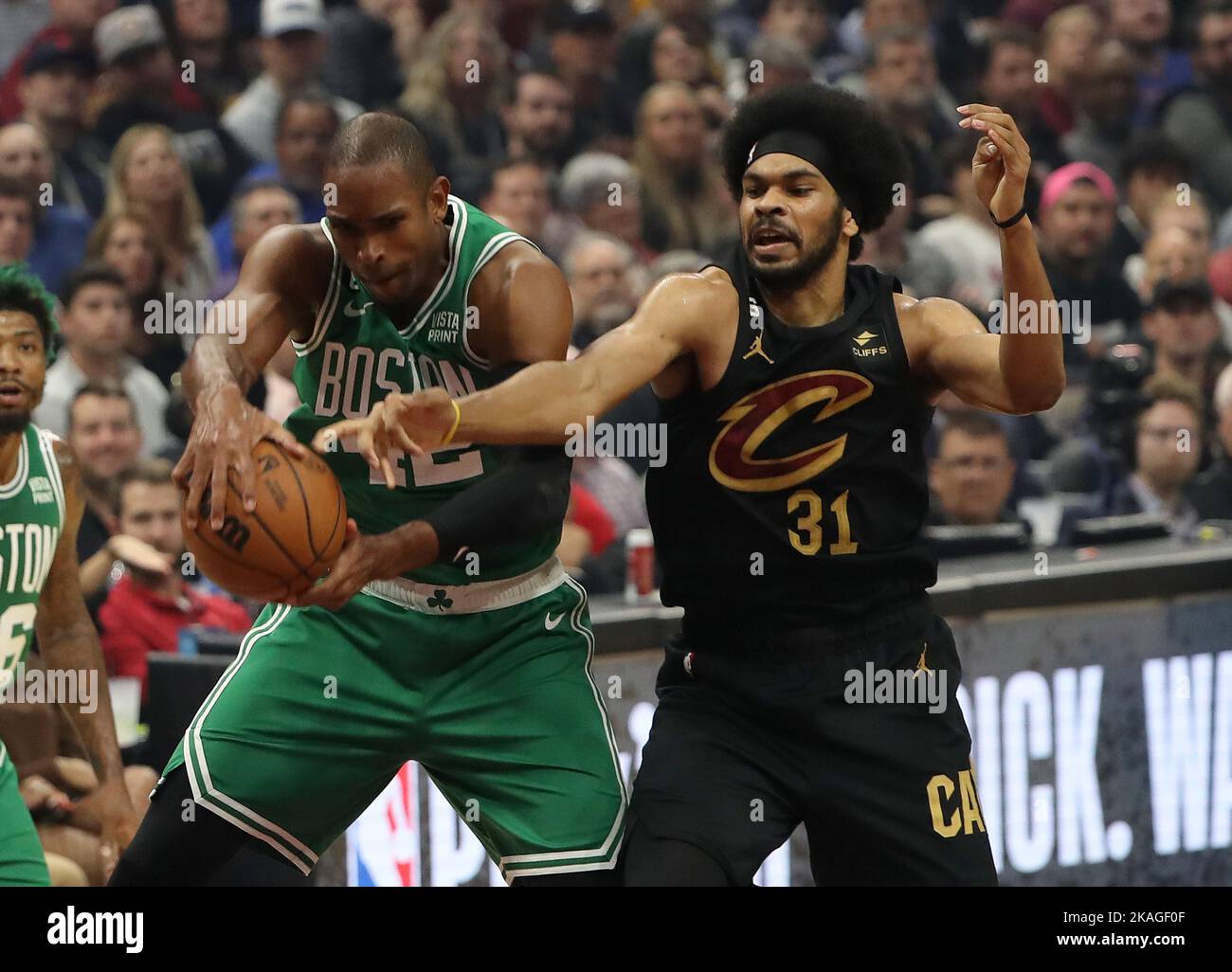 Cleveland, États-Unis. 02nd novembre 2022. Cleveland Cavaliers Jarrett Allen (31) combat Boston Celtics Al Horford (42) pour un rebond dans la première moitié à Rocket Mortgage Field House à Cleveland, Ohio mercredi, 2 novembre 2022. Photo par Aaron Josefczyk/UPI crédit: UPI/Alay Live News Banque D'Images