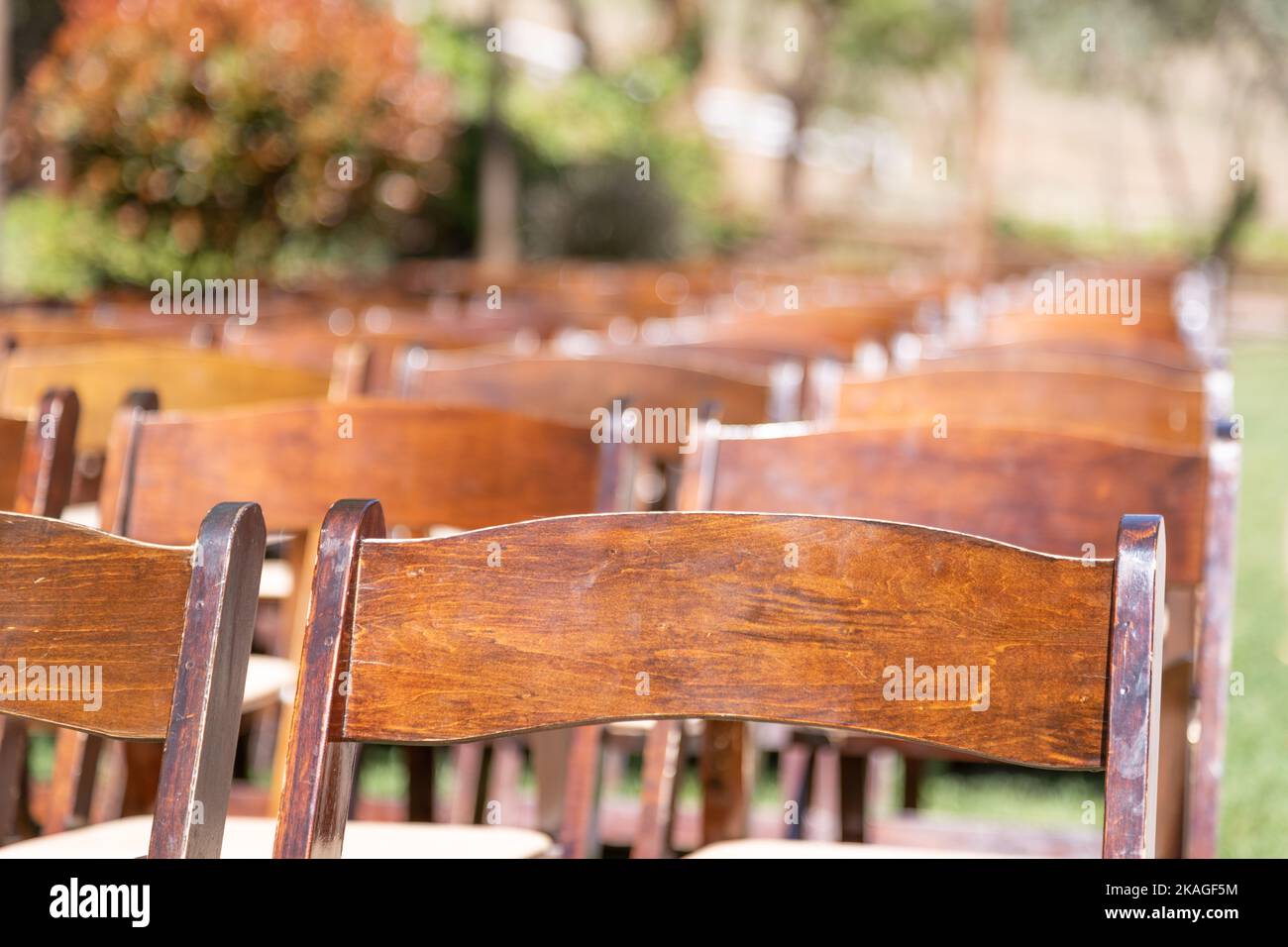 Rangées de chaises d'événement en bois au lieu de mariage Résumé. Banque D'Images