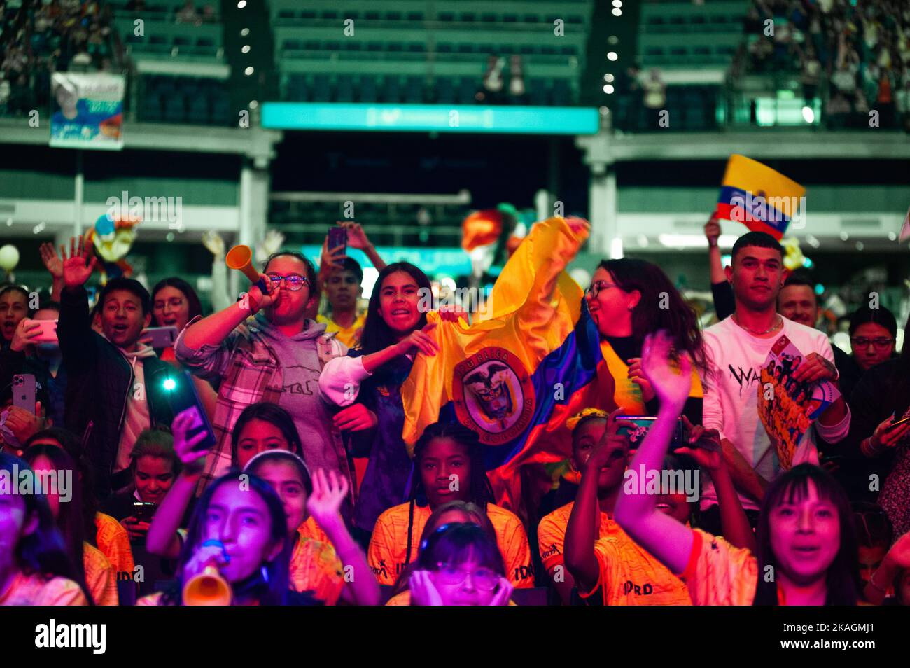 Bogota, Colombie. 02nd novembre 2022. Les fans applaudissent et célèbrent lors de l'accueil de l'équipe féminine U-17 de la FIFA en Colombie après la coupe du monde U-17 après avoir atteint le match final contre l'Espagne, à Bogota, Colombie, 2 novembre 2022. Photo de: CHEPA Beltran/long Visual Press crédit: Long Visual Press/Alay Live News Banque D'Images