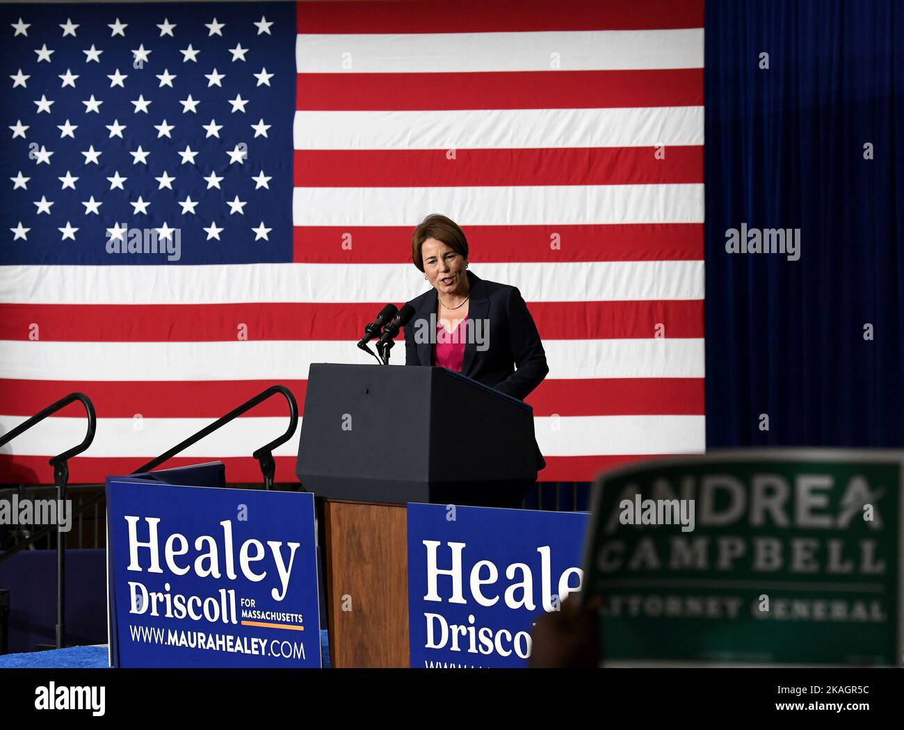 La candidate du Massachusetts au poste de gouverneur Maura Healey parle à ses partisans lors d'un rassemblement au Reggie Lewis Athletic Center à Boston, Massachusetts, États-Unis, 02 novembre 2022. Crédit : Mark Stockwell/Pool via CNP/MediaPunch Banque D'Images