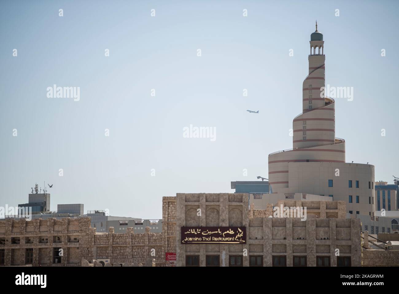 Doha, Qatar, mai 6,2019, mosquée arabe traditionnelle avec minarets dans le vieux marché Souk Waqif. Banque D'Images Doha, Qatar, mai 6,2019, mosquée arabe traditionnelle avec minarets dans le vieux marché Souk Waqif. Banque D'Images