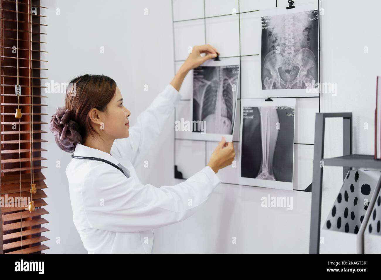 Portrait d'une femme asiatique qui regarde le film radiographique des poumons d'un patient avant d'analyser les symptômes pour le traitement Banque D'Images