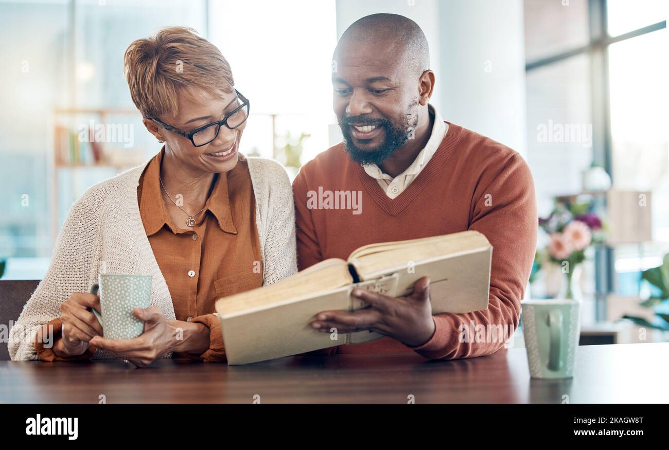 Famille, culte et couple de personnes âgées avec une bible, lire et se détendre avec un café à table dans leur maison, calme et heureux. Prière, famille noire et bible Banque D'Images