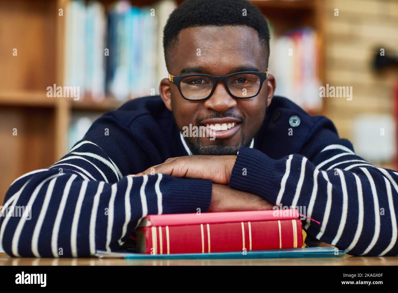 Mon point de vue est sur un avenir meilleur. Portrait d'un étudiant de l'université assis dans la bibliothèque du campus. Banque D'Images