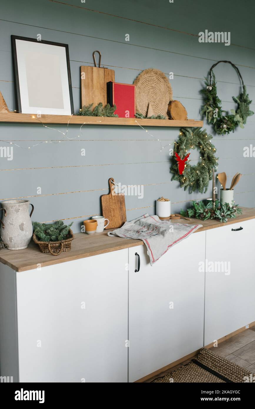 Décoration de Noël dans la cuisine. Détails de la cuisine scandinave en blanc et couleur menthe. Banque D'Images