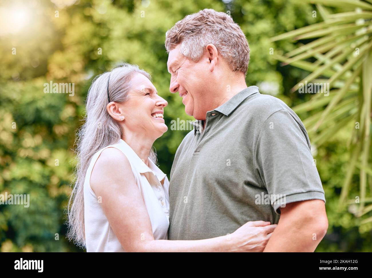 Couple senior hug, retraite et heureux, amour et soin dans la nature, voyage et aventure avec des vacances et profiter d'être à la retraite. Personnes âgées, homme et femme Banque D'Images