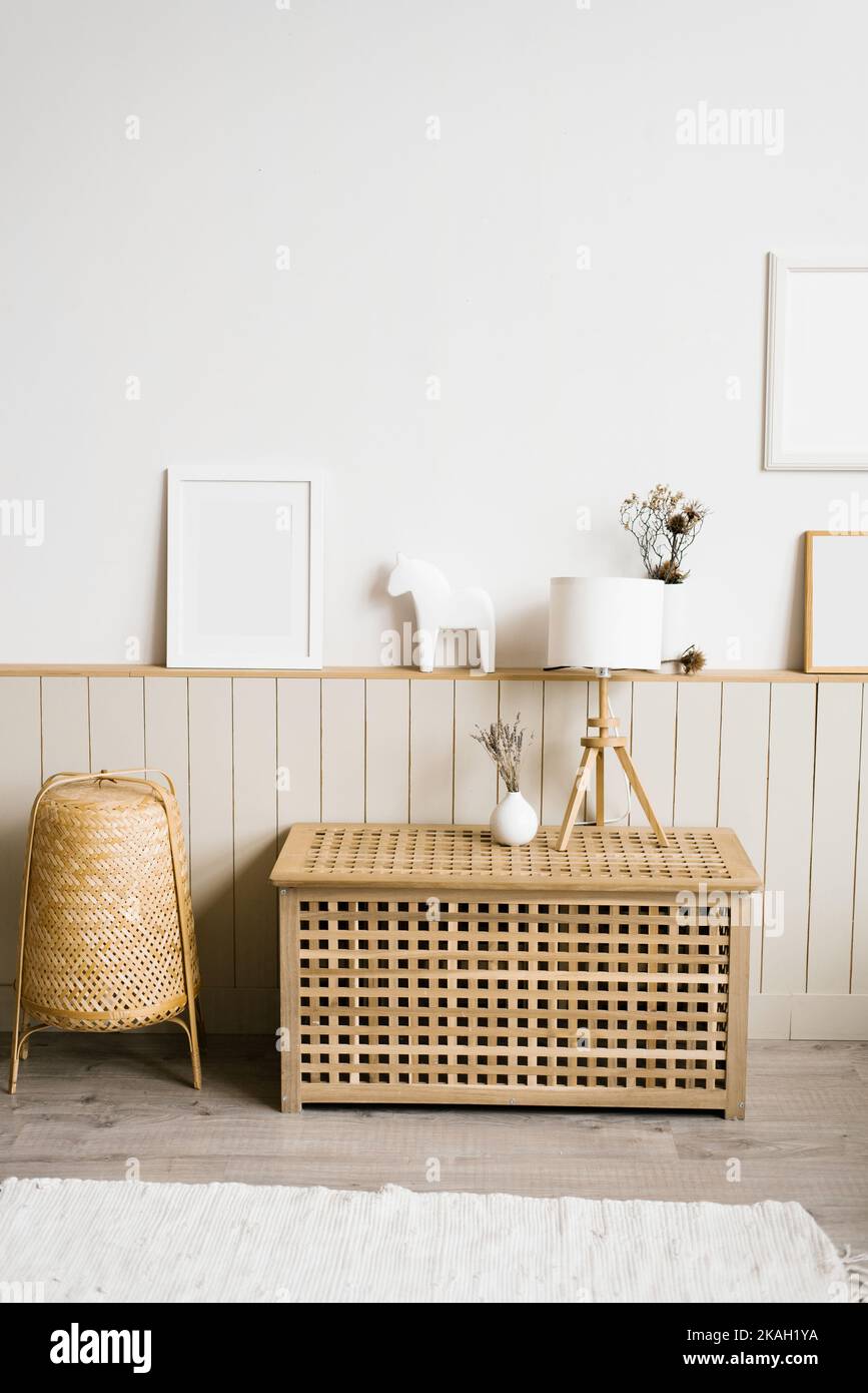 Lampe de table, lavande dans un vase blanc dans le décor du salon dans un style scandinave minimaliste. Cadre de maquette sur le mur dans un cadre chaleureux Banque D'Images