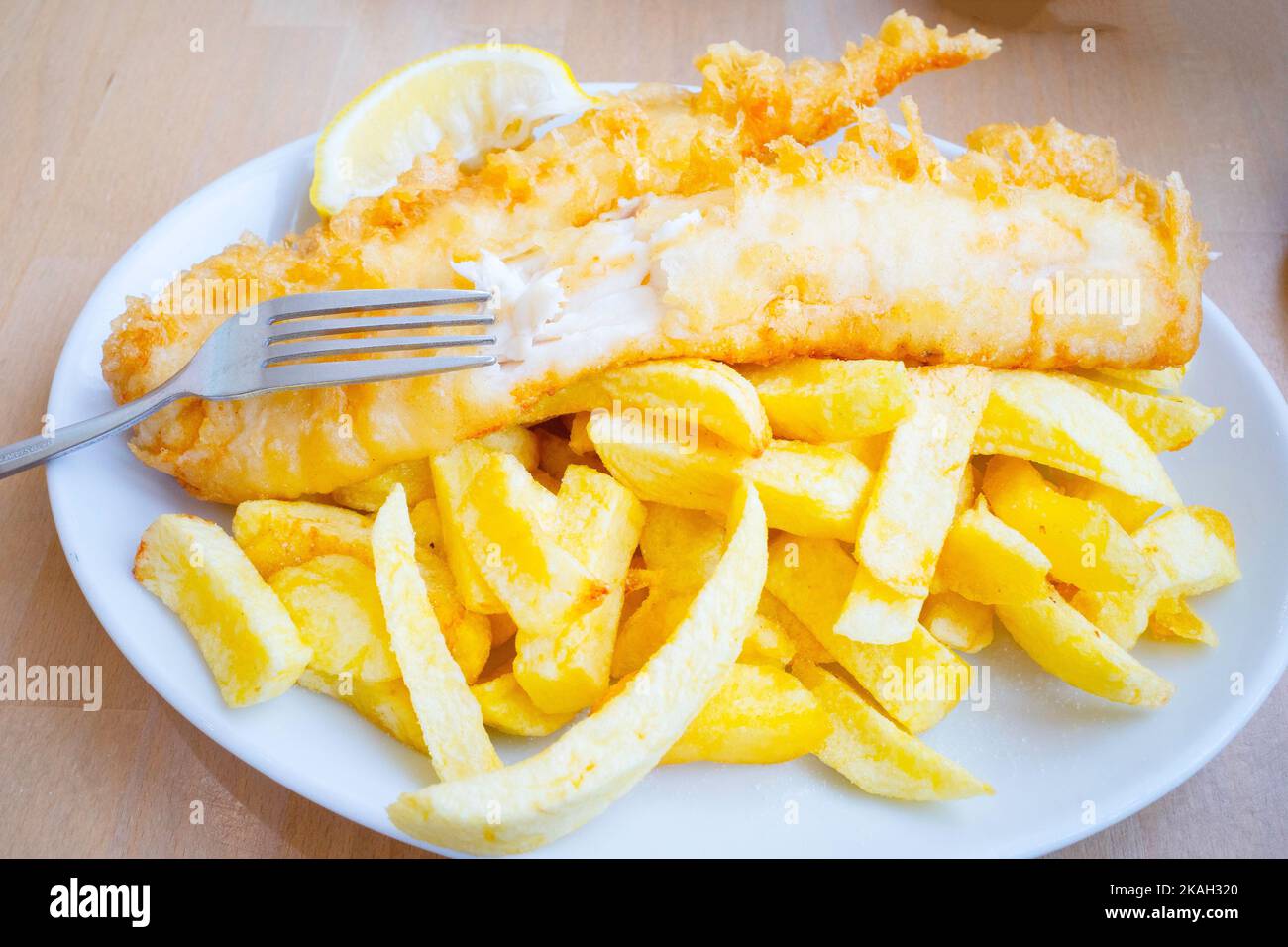Excellents poissons et frites au célèbre Olivers Cafe de Redcar Banque D'Images