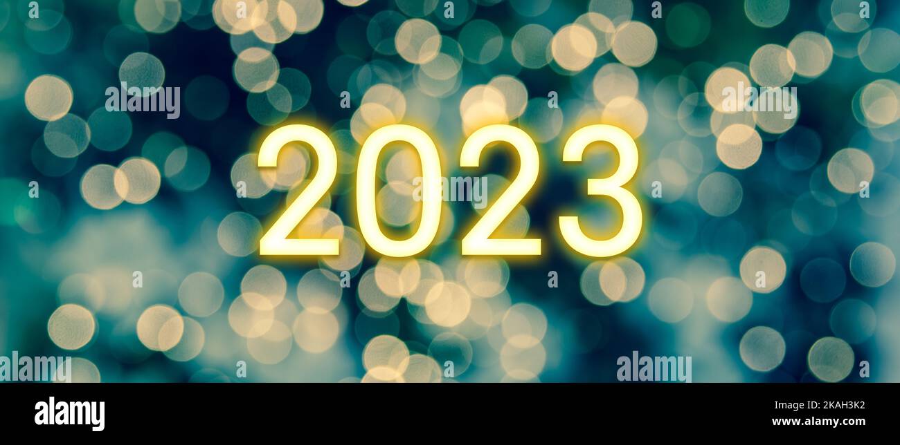 Retournement de 2022 à 2023 sur un cube en bois pour la préparation du changement de nouvelle année et commencer un nouveau concept de stratégie de cible d'affaires. Banque D'Images