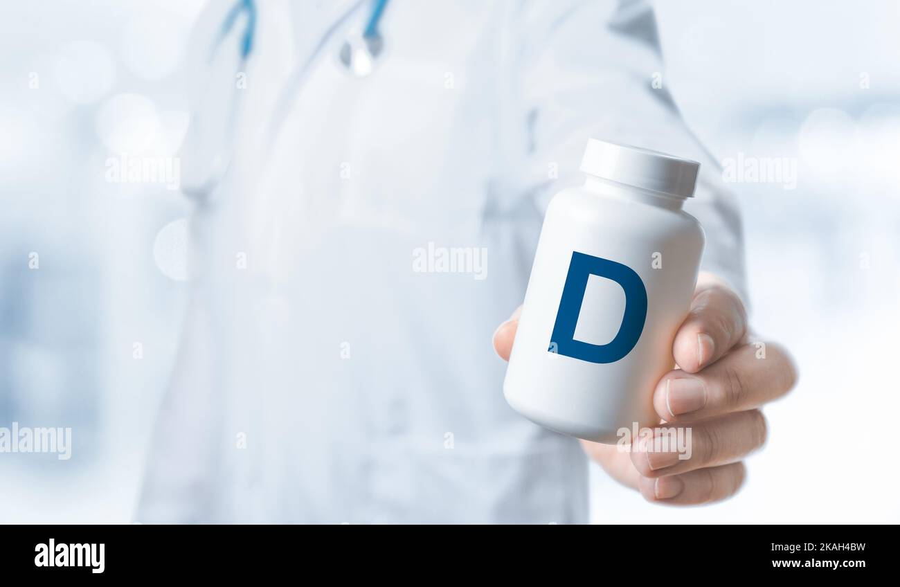 Le médecin recommande de prendre le supplément D. vitamines et minéraux essentiels pour les humains. Le médecin donne des bouteilles de vitamine D. D avec vitamines et diététique Banque D'Images