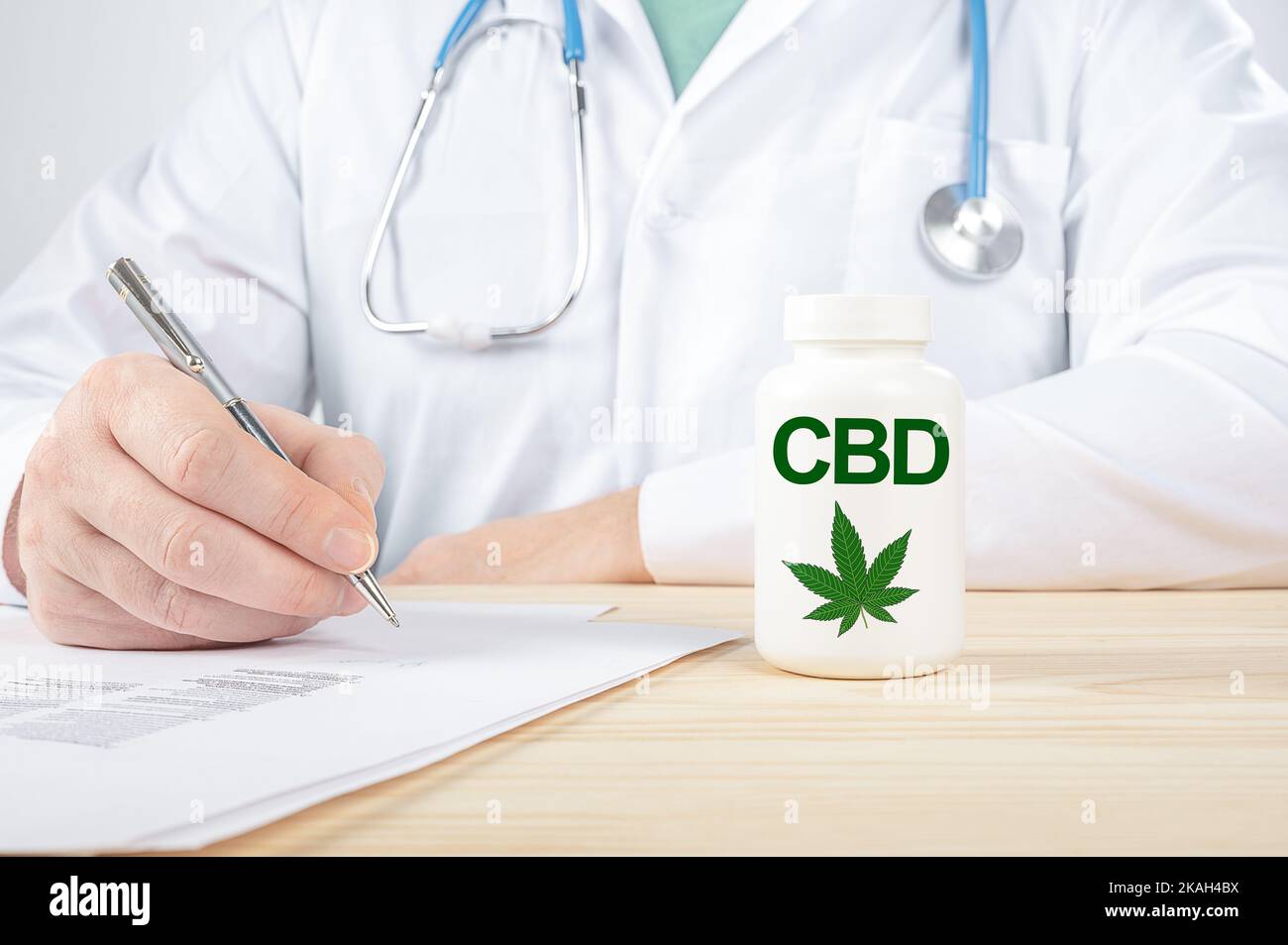 Suppléments de CBD pour la santé humaine. Médecin de bureau prescrivant de l'extrait de marijuana. Le médecin recommande de prendre le CBD. Le médecin donne le CBD. Cannabis marijuana C Banque D'Images