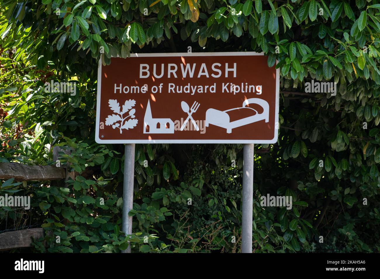 Burwash domicile de Rudyard Kipling panneau touristique marron, Burwash, East Sussex, Angleterre, Royaume-Uni Banque D'Images