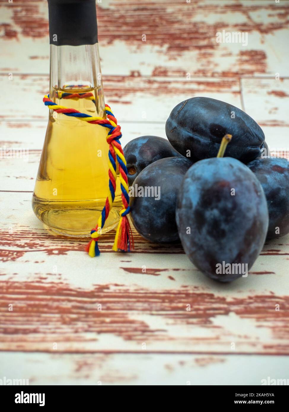brandy roumain de prune connu sous le nom de tuica ou tzuica dans un verre connu sous le nom de tzoi ou toi et tas de prunes mûres Banque D'Images