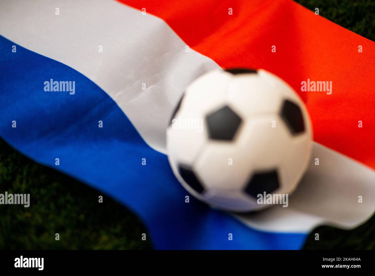 Équipe nationale de football des pays-Bas. Drapeau national sur l'herbe verte et le ballon de football. Papier peint pour le championnat et le tournoi de football en 2022. Monde entier Banque D'Images