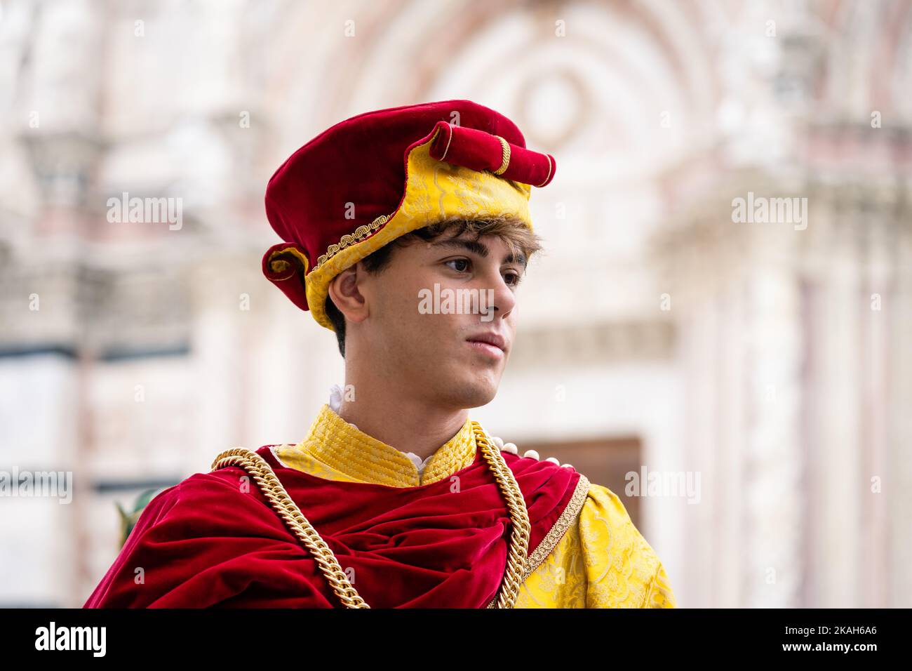 Sienne, Toscane, Italie - 15 août 2022: Contrada Istrice ou Porcupine membre dans le costume historique de la Renaissance au Palio di Siena Banque D'Images Sienne, Toscane, Italie - 15 août 2022: Contrada Istrice ou Porcupine membre dans le costume historique de la Renaissance au Palio di Siena Banque D'Images