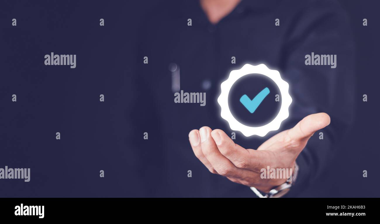 Main montre le signe du service supérieur assurance qualité, garantie, normes, certification ISO et concept de normalisation. Banque D'Images