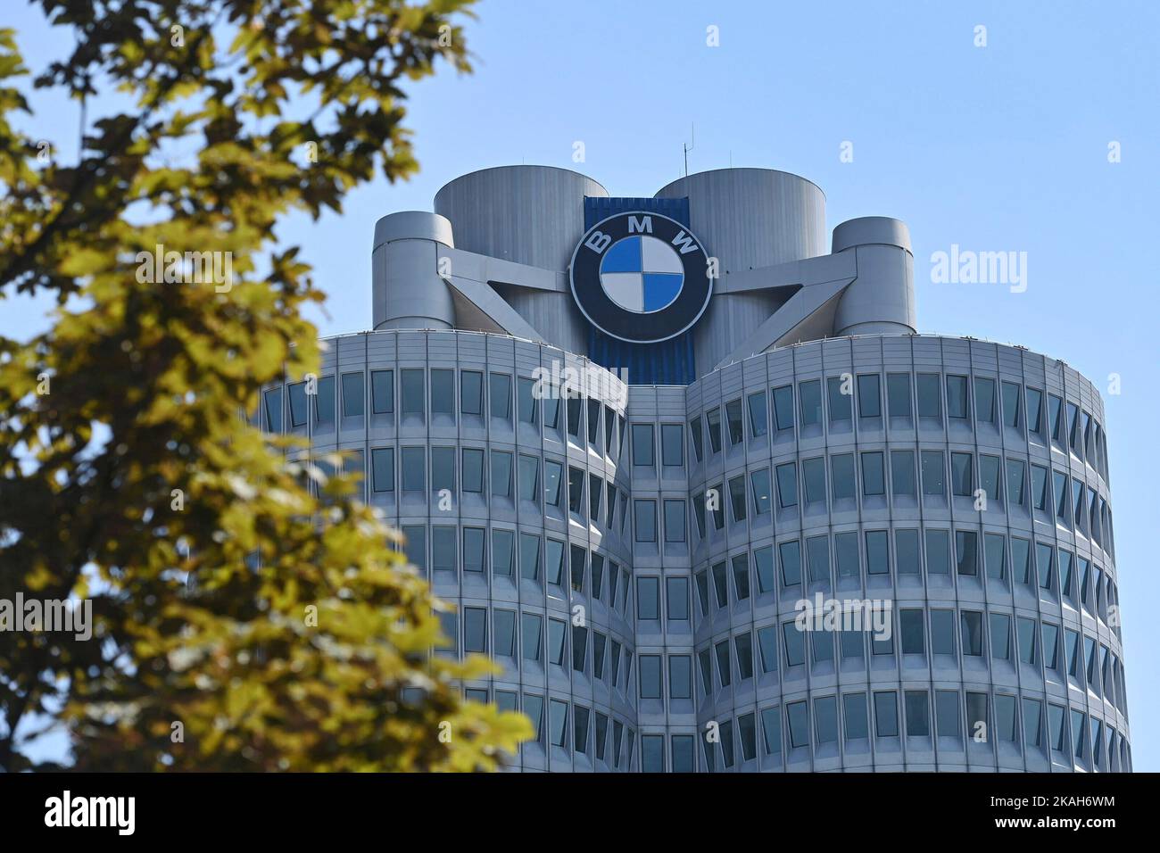 Munich, Allemagne. 03rd novembre 2022. Publication par BMW du rapport financier trimestriel (date du rapport Q3). Photo d'archive; vue de la tour BMW, siège social, bâtiment. Anniversaire de mariage à £50 ans BMW High-riseà? Sur 22 juillet 2022 à Munich Credit: dpa/Alamy Live News Banque D'Images