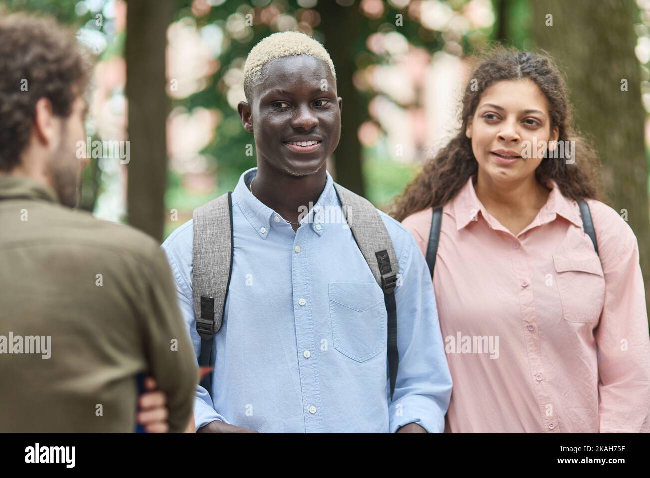 groupe multiethnique d'étudiants discutant entre les conférences. Banque D'Images