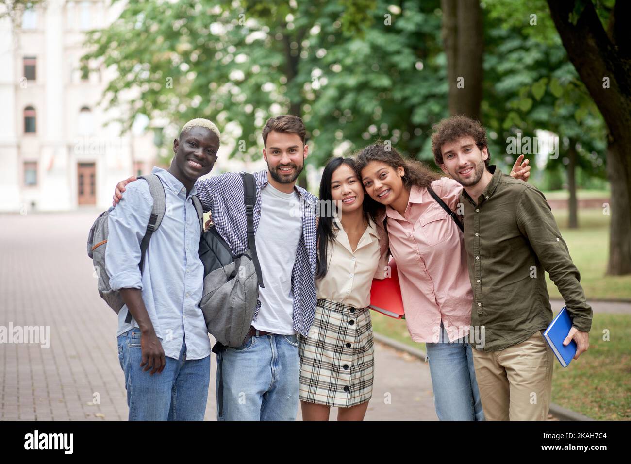 portrait d'un groupe multiethnique d'étudiants universitaires. Banque D'Images