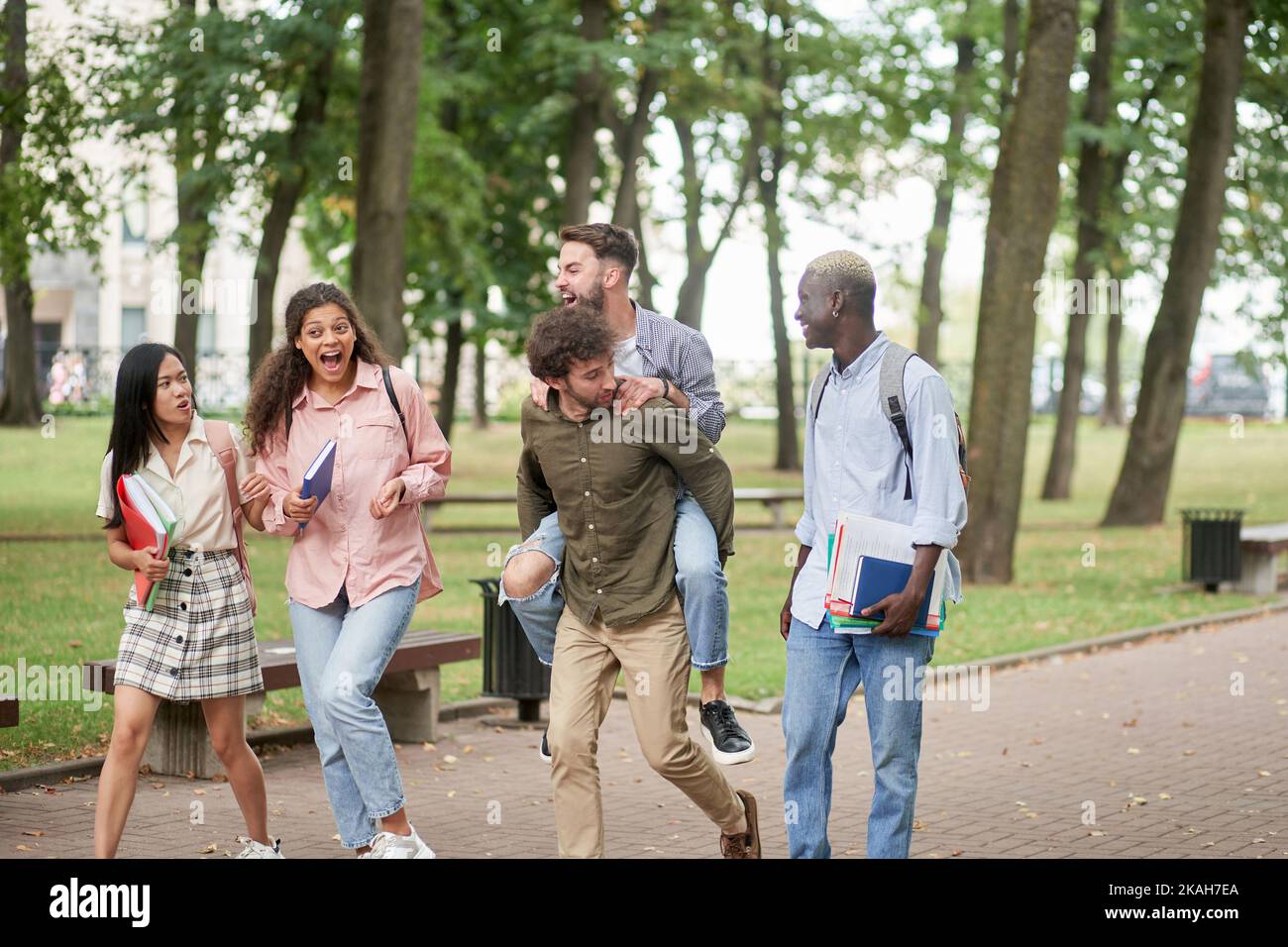 les amis étudiants s'amusent à discuter en déplacement . Banque D'Images