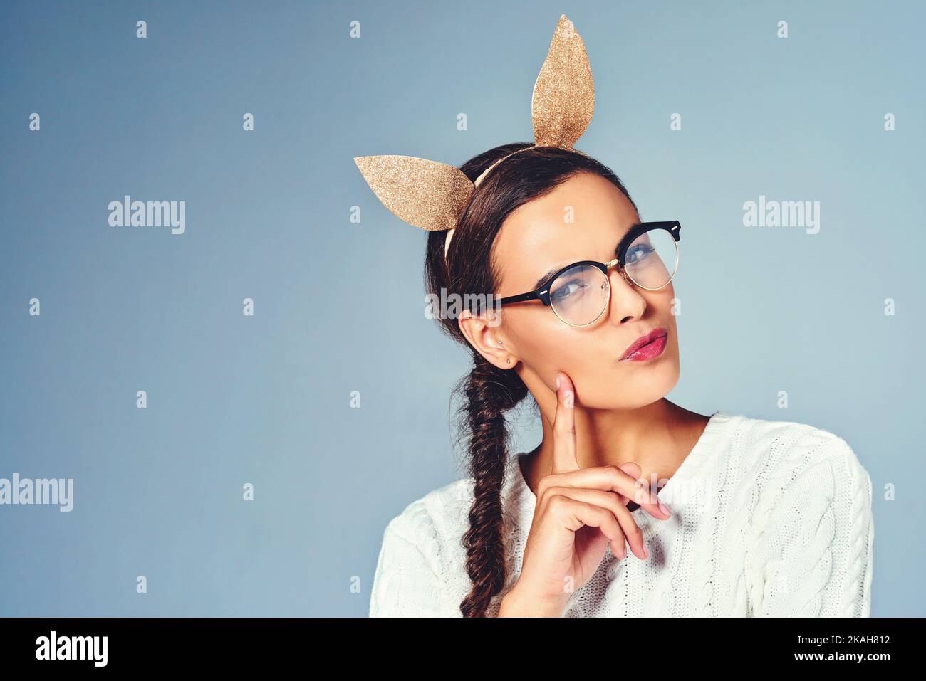 J'ai essayé d'être normal une fois, jamais plus. Photo en studio d'une jeune femme portant des oreilles de lapin déguissées sur un fond Uni. Banque D'Images
