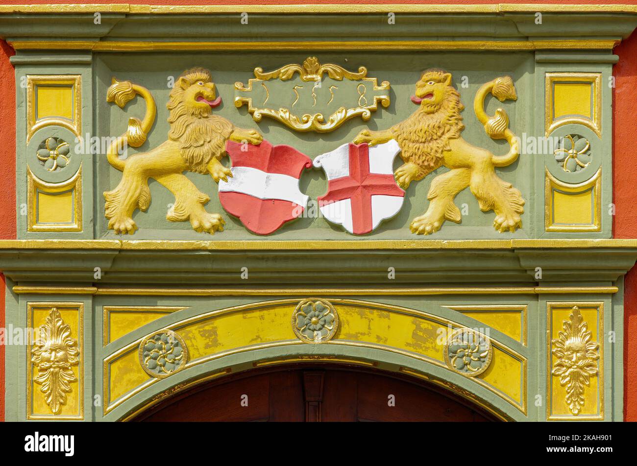 Détails décoratifs du cadre du portail d'entrée médiéval de la nouvelle mairie de Fribourg im Breisgau, Bade-Wurtemberg, Allemagne. Banque D'Images