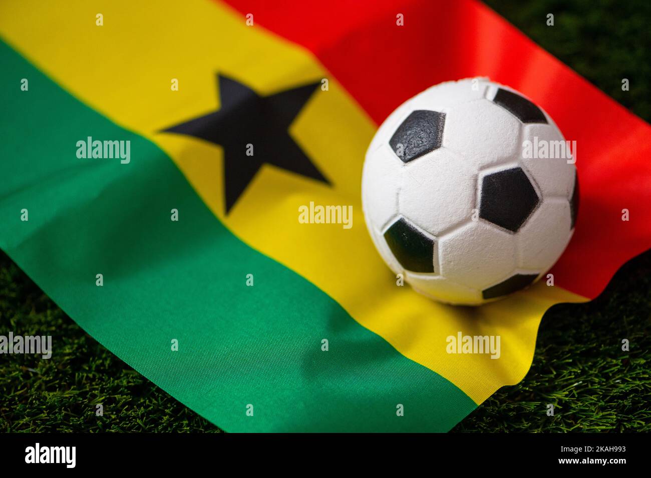 Équipe nationale de football du Ghana. Drapeau national sur l'herbe