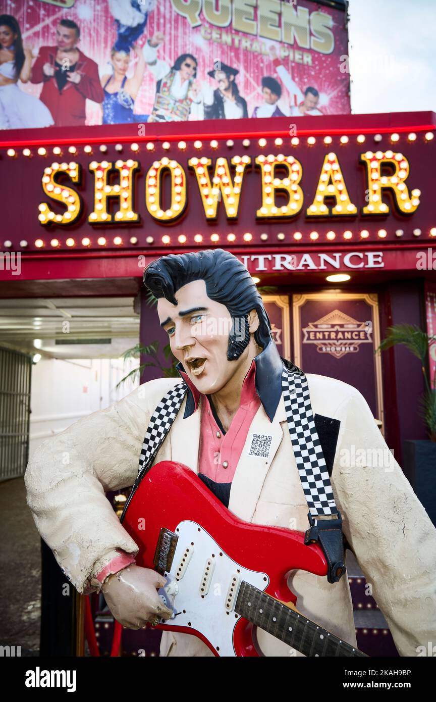 Modèle d'Elvis Presley à l'extérieur du Central Pier Showbar à Blackpool Banque D'Images