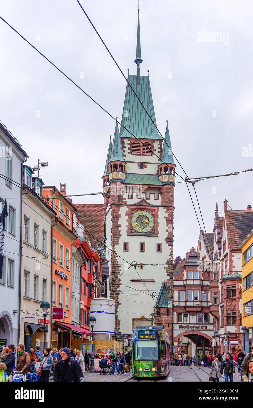 Scène de rue, Kaiser-Joseph-Strasse pleine de touristes, de citoyens et de piétons, face à la porte de Martin, vieille ville historique de Fribourg, Allemagne. Banque D'Images