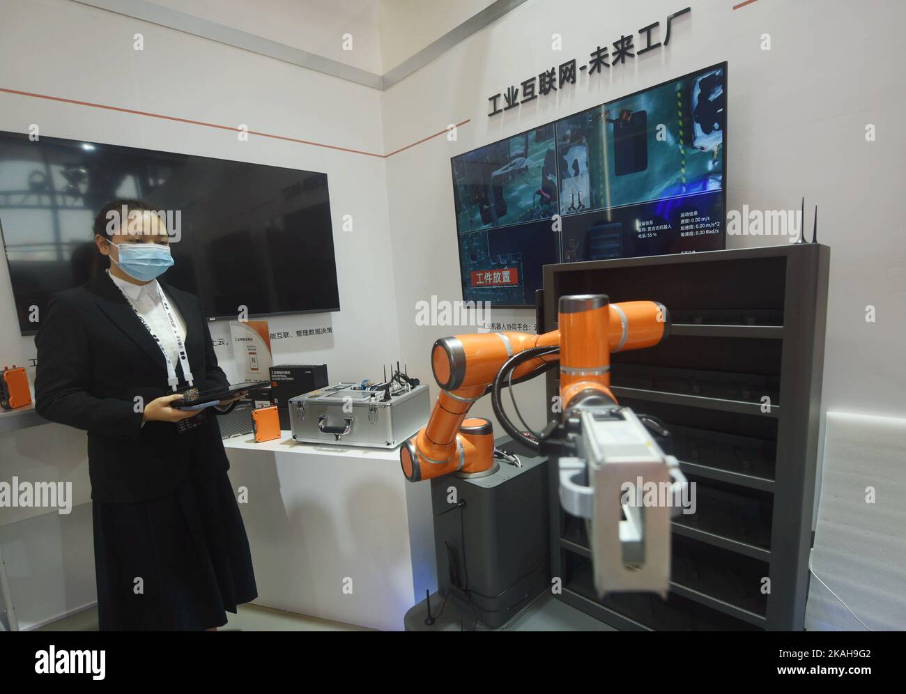 HANGZHOU, CHINE - 3 NOVEMBRE 2022 - Un travailleur démontre l'utilisation de la technologie industrielle d'Internet pour contrôler un robot pour transporter des articles au Han 2022 Banque D'Images