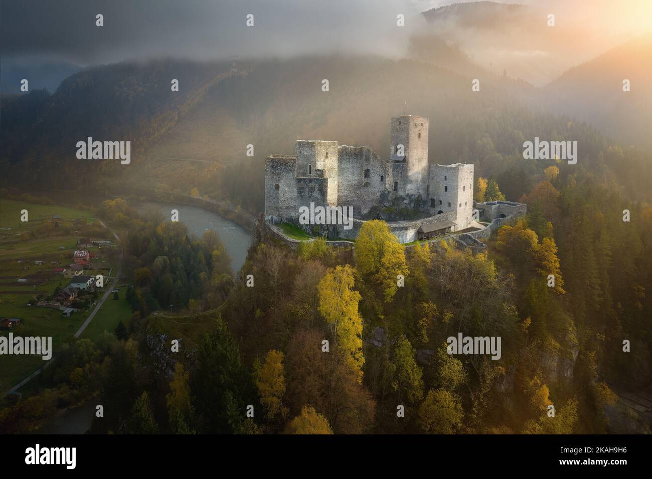 Châteaux de Slovaquie : vue aérienne du château de Strecno. Vue spectaculaire du château dans le paysage de montagne d'automne. Banque D'Images