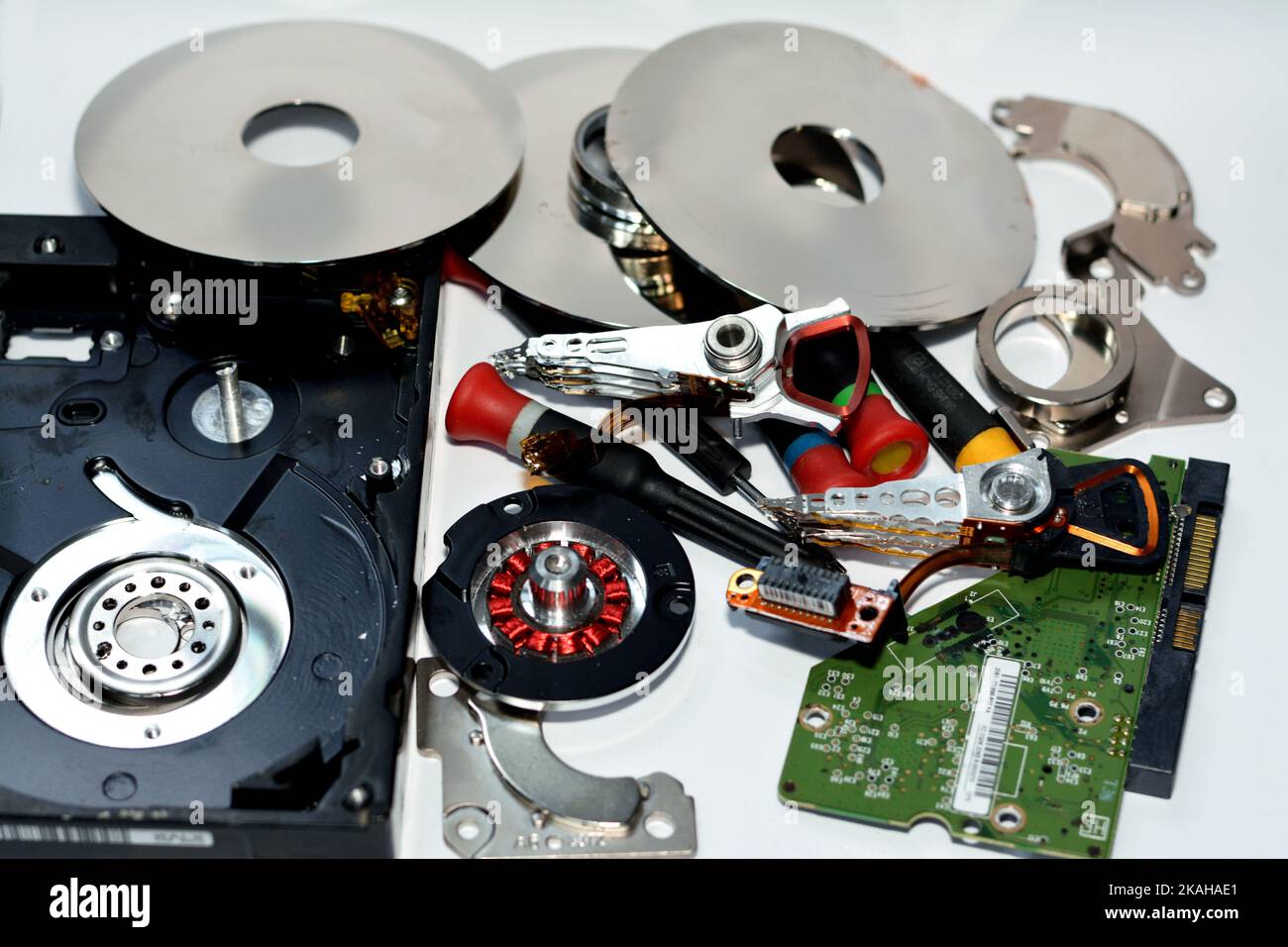 Composants d'entraînement de disque dur endommagés avec disques, tête de lecture/écriture, moteur de broche, suspension, pivot, Moteur de bobine vocale VCM, bloc E, piste de données, plateaux, Banque D'Images