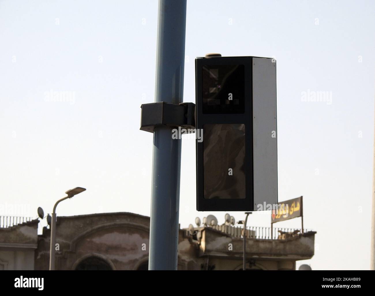 Le Caire, l'Egypte, 23 septembre 2022: Un radar de circulation infrarouge, une caméra de piège de vitesse prête à surveiller les véhicules qui dépassent la limite de vitesse, une photo fixe Mo Banque D'Images