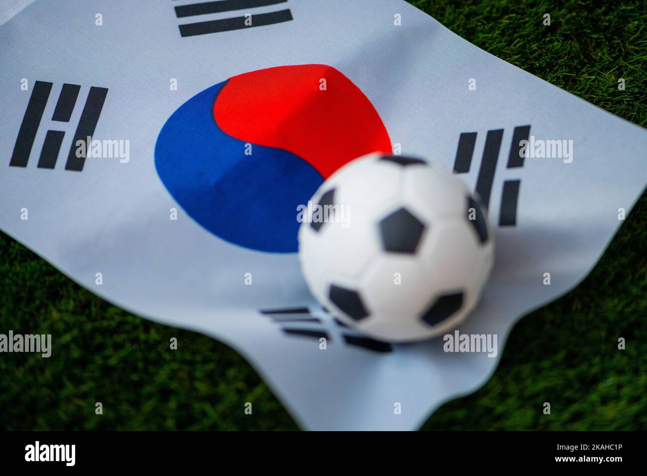 Équipe nationale de football de Corée du Sud. Drapeau national sur l'herbe verte et le ballon de football. Papier peint pour le championnat et le tournoi de football en 2022. Monde entier Banque D'Images