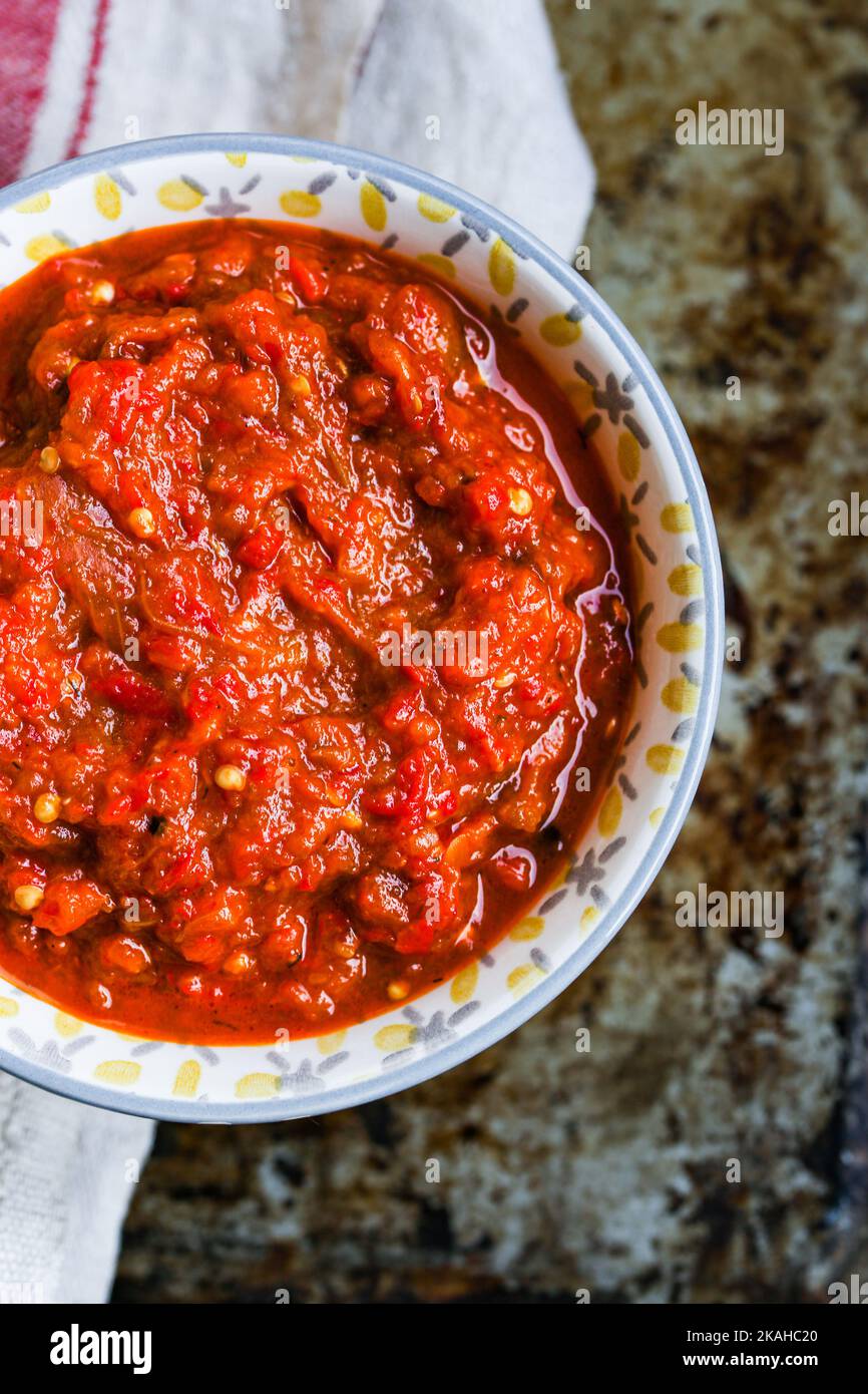 Zacusca une sauce au poivre rôti et à l'aubergine roumaines. Banque D'Images