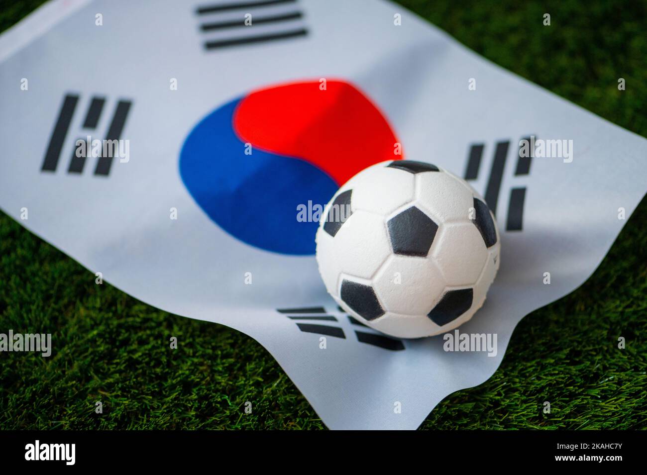 Équipe nationale de football de Corée du Sud. Drapeau national sur l'herbe verte et le ballon de football. Papier peint pour le championnat et le tournoi de football en 2022. Monde entier Banque D'Images