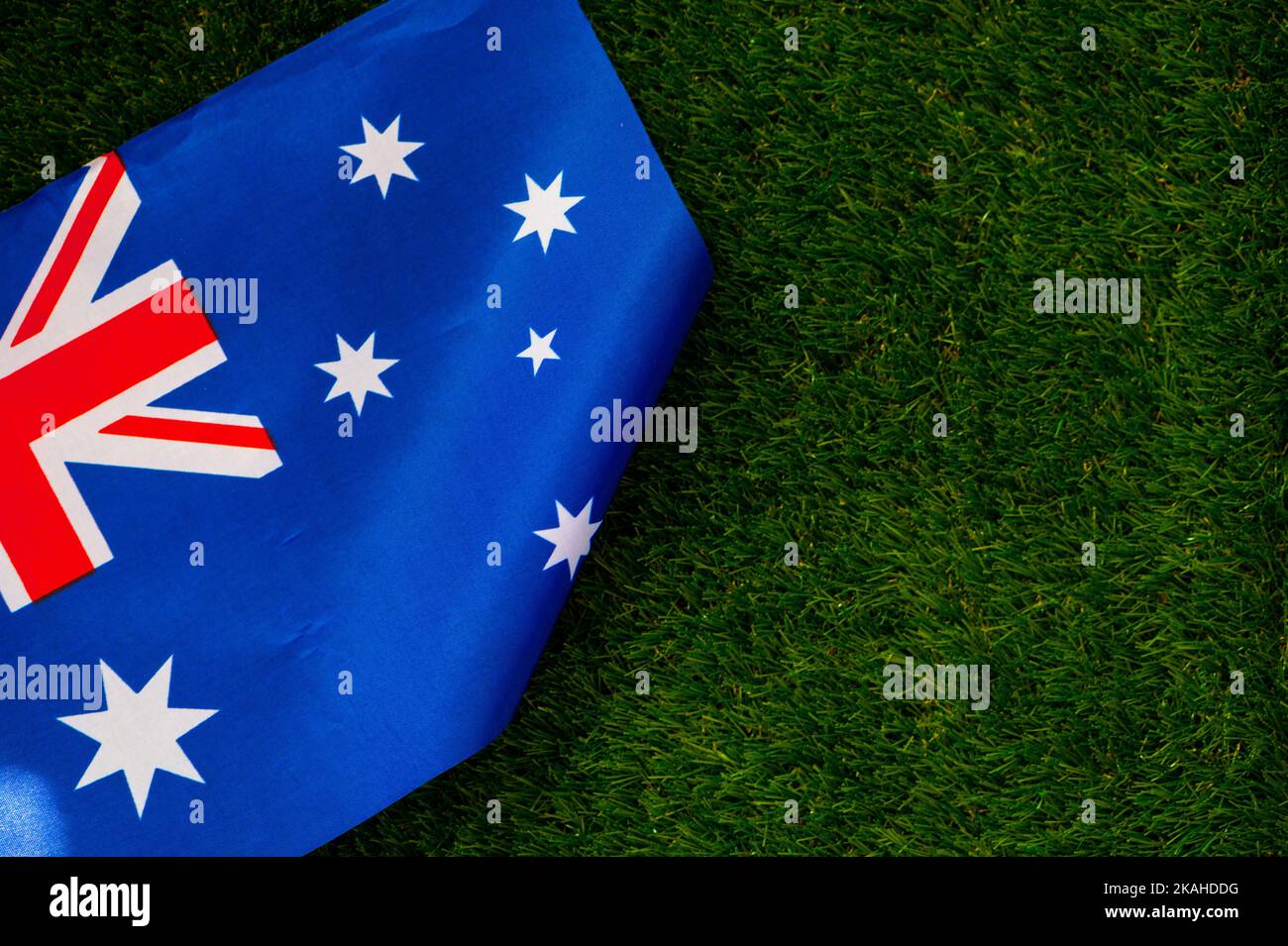 Drapeau national de l'Australie, herbe verte en arrière-plan. Papier peint football ou Rugby, espace de montage noir Banque D'Images