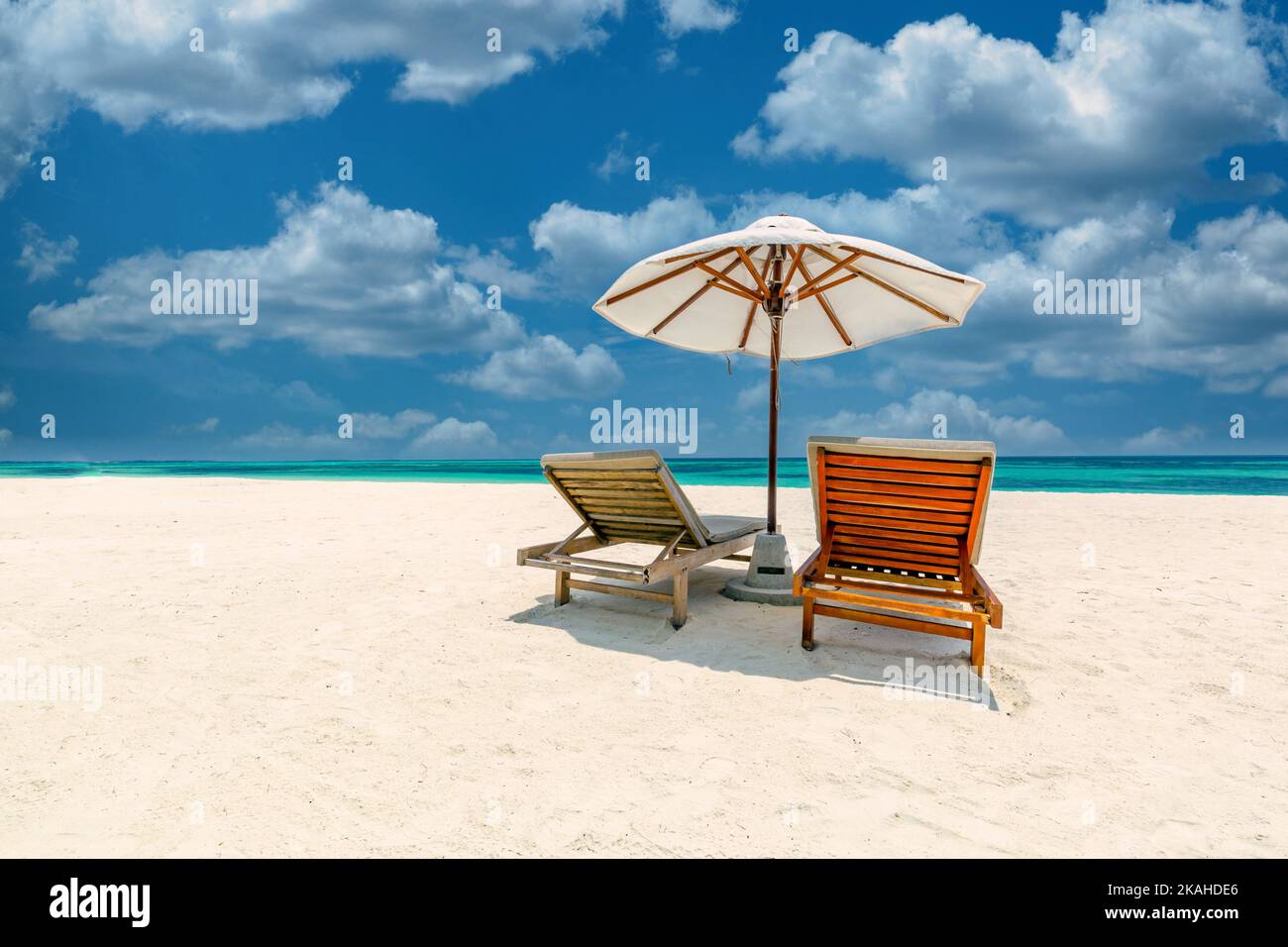 Magnifique île tropicale, deux chaises longues, un palmier sur sable blanc vue sur la mer horizon. Vacances de luxe, soleil de la côte inspirant Banque D'Images