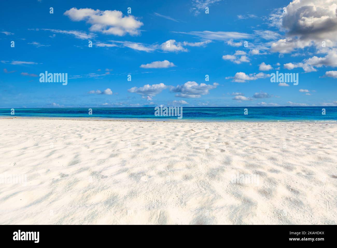 Gros plan plage de sable de mer. Paysage de plage panoramique. Inspirez l'horizon marin tropical de la plage. Bleu ciel ensoleillé calme tranquille détente soleil été Banque D'Images