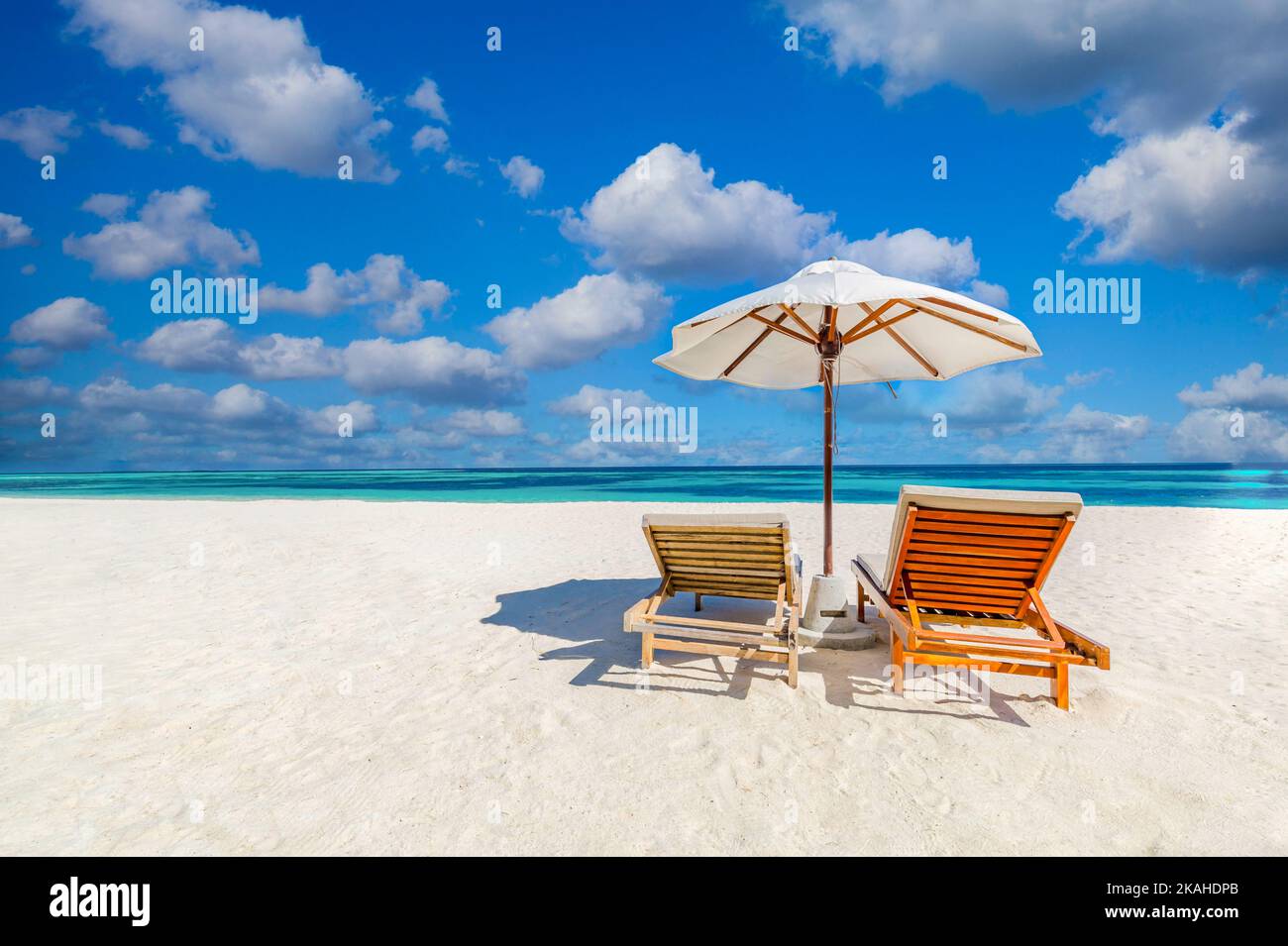 Magnifique île tropicale, deux chaises longues, un palmier sur sable blanc vue sur la mer horizon. Vacances de luxe, soleil de la côte inspirant Banque D'Images