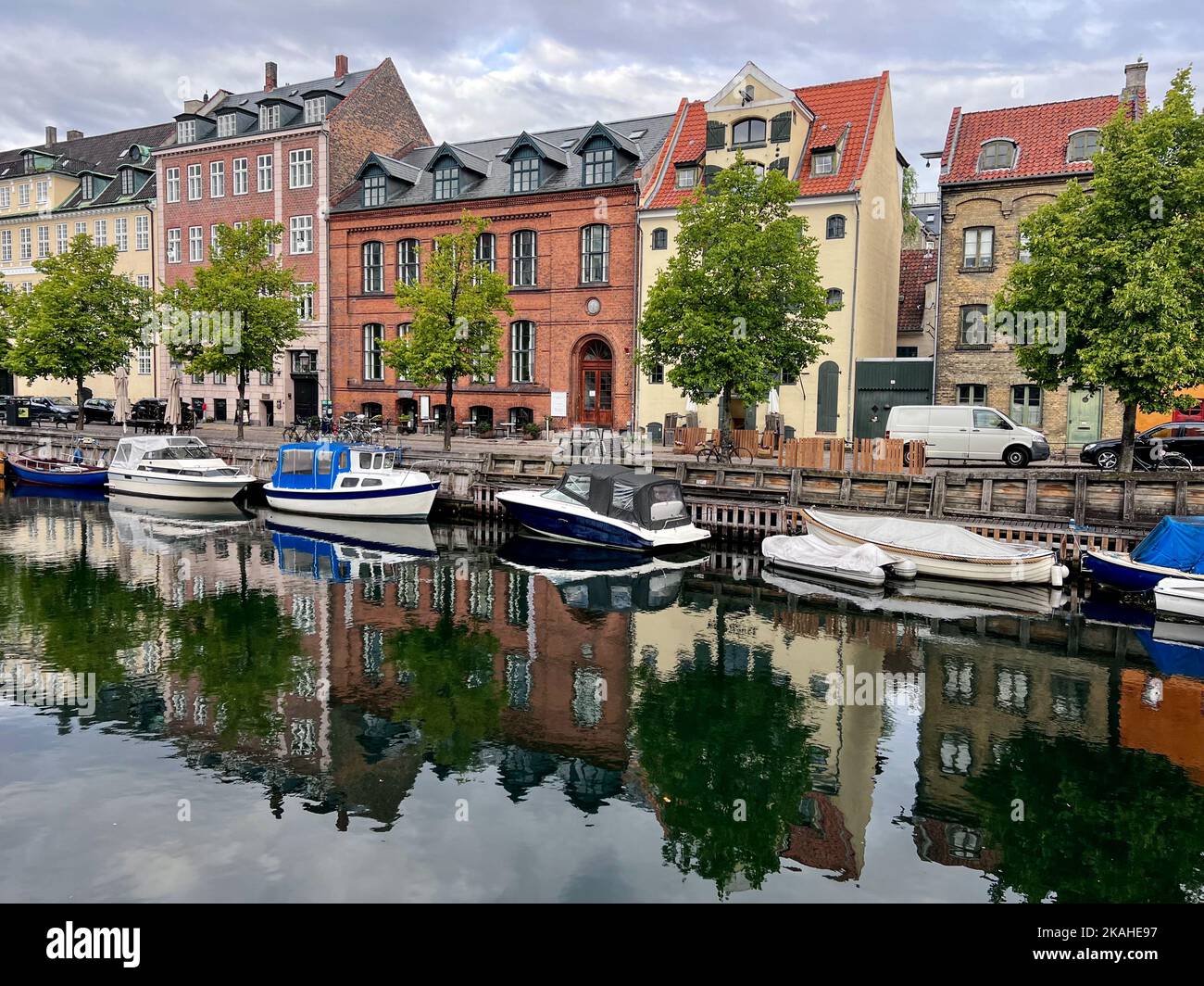 Bateaux amarrés le long du canal, Christianshavn, Copenhague, Zélande, Danemark Banque D'Images