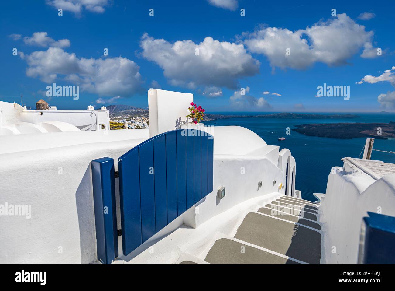 Vacances d'été ville pittoresque de luxe célèbre destination. Architecture blanche à Santorin, Grèce. Paysage de voyage parfait avec terrasse ciel bleu ensoleillé Banque D'Images