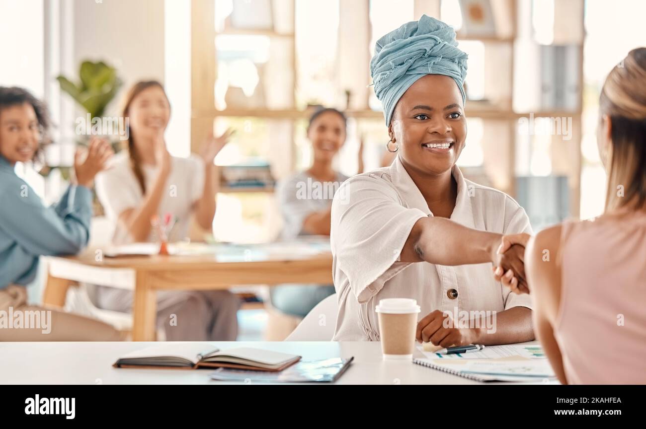 Poignée de main, entretien et réunion des employés avec félicitations, merci et motivation au travail. Succès, soutien et personnes créatives dans un Banque D'Images