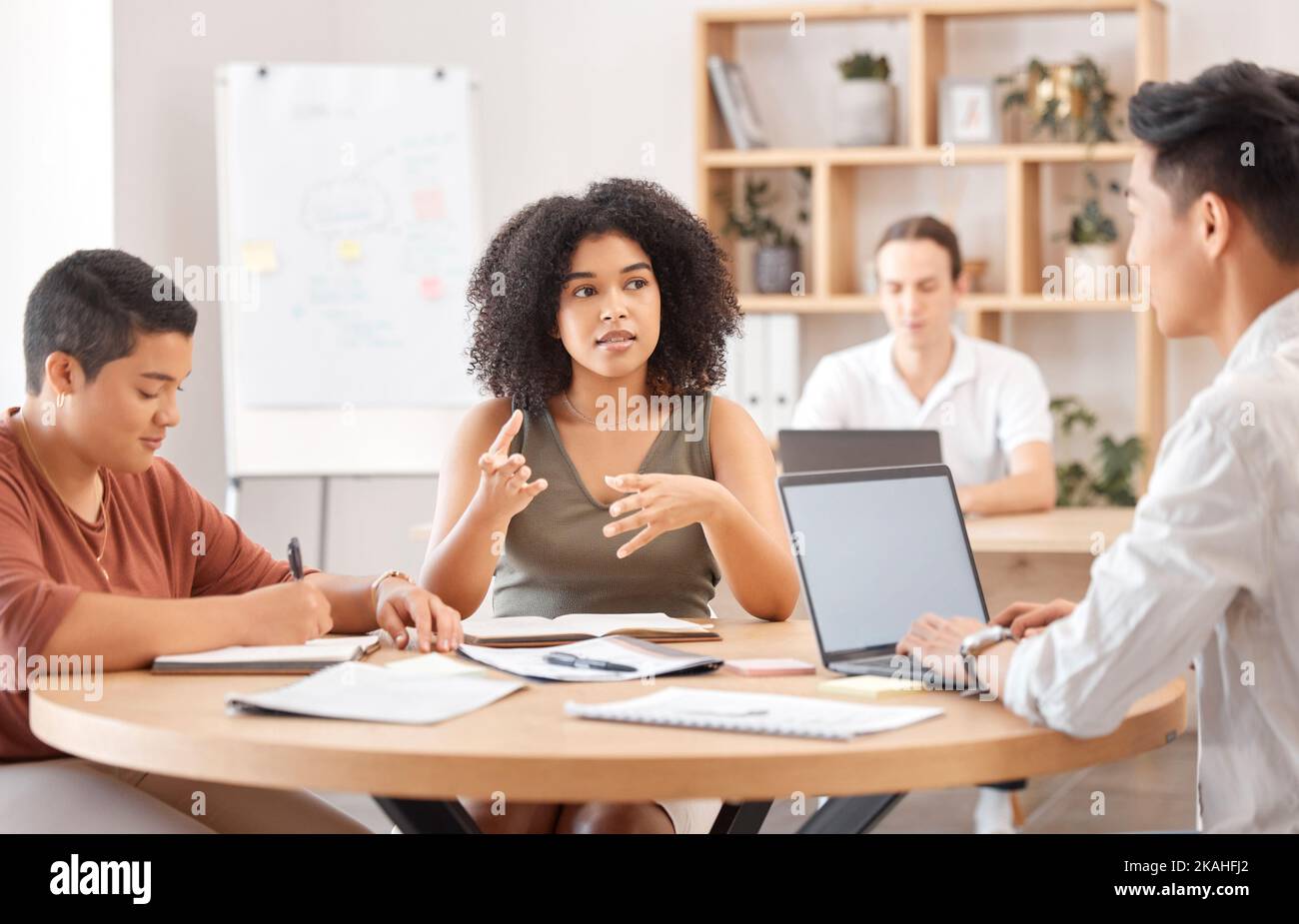 Création d'entreprise, collaboration d'équipe et idée de planification pour la conception, la publicité et la stratégie de marketing numérique. Diversité des équipes, développement créatif Banque D'Images